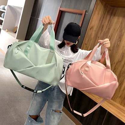 Découvrez le sac de sport femme MultiPro™, l'accessoire idéal pour les femmes actives cherchant un sac de sport femme avec compartiment étanche pour séparer vêtements secs et humides, un sac de sport femme polyvalent pour piscine yoga et bureau, un sac de sport femme durable en nylon résistant à l'eau et à l'usure, un sac de sport femme éco-responsable fabriqué avec matériaux durables, un sac de sport femme adaptable en deux tailles petit et grand pour entraînements intensifs ou week-ends improvisés, un sac