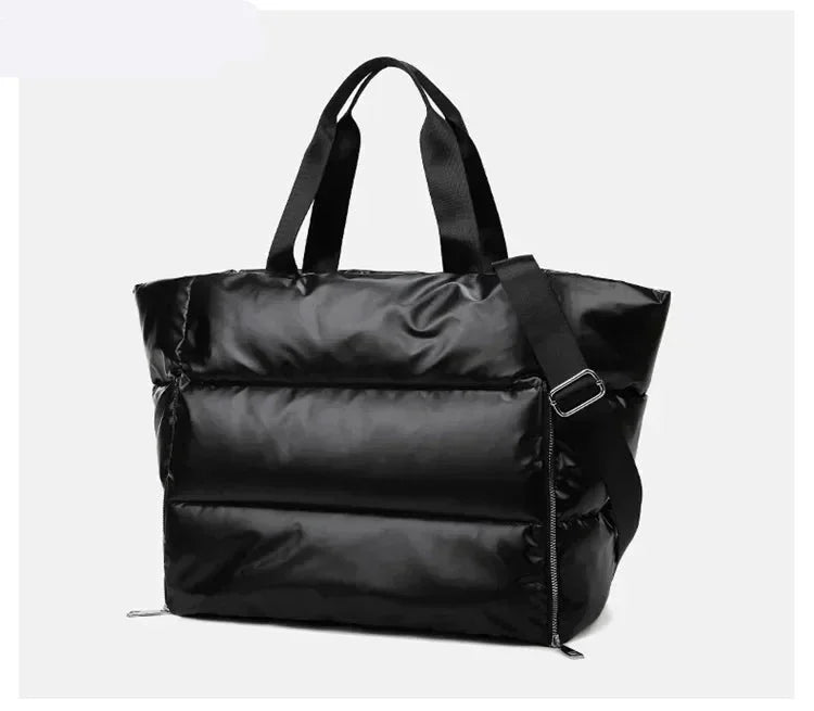 Découvrez le sac de sport femme ImperFit™, l'accessoire parfait pour les femmes actives cherchant un sac de sport femme imperméable en nylon Oxford haute densité déperlant anti-usure et respirant, un sac de sport femme grande capacité 36-55L modulable pour fitness yoga piscine ou voyage week-end, un sac de sport femme avec compartiment chaussures ventilé pour séparer linge propre et affaires mouillées, un sac de sport femme porte-tapis yoga intégré idéal pour séances pilates ou yoga femme imperméable, un sa