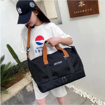 Découvrez le sac de sport femme Movella™, l'accessoire indispensable pour les femmes actives à la recherche d'un sac de sport femme imperméable en tissu Oxford résistant aux intempéries, un sac de sport femme avec compartiment séparé pour chaussures et linge humide pour une organisation hygiénique, un sac de sport femme polyvalent adaptable du bureau à la salle de sport avec capacité généreuse de 20-35L pour 3-5 jours d'affaires, un sac de sport femme élégant disponible en 7 couleurs tendance comme vert kak