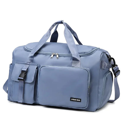 Le sac de sport femme Nuvoria™ se distingue par son design élégant et fonctionnel. Conçu en nylon imperméable, il protège vos affaires dans toutes les conditions. Son compartiment à chaussures ventilé garde vos baskets séparées et fraîches. Avec son grand espace principal, il accueille facilement vêtements, serviette et accessoires. Grâce à son manchon trolley intégré, il devient un parfait sac de voyage week-end. Ses poches zippées latérales permettent une organisation impeccable au quotidien. 