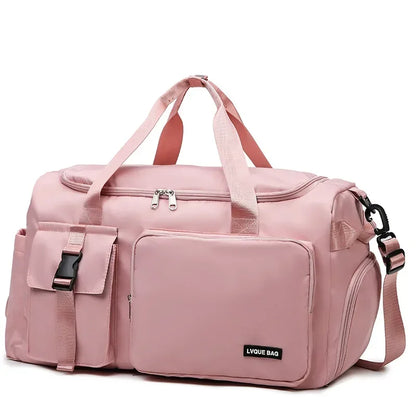 Le sac de sport femme Nuvoria™ se distingue par son design élégant et fonctionnel. Conçu en nylon imperméable, il protège vos affaires dans toutes les conditions. Son compartiment à chaussures ventilé garde vos baskets séparées et fraîches. Avec son grand espace principal, il accueille facilement vêtements, serviette et accessoires. Grâce à son manchon trolley intégré, il devient un parfait sac de voyage week-end. Ses poches zippées latérales permettent une organisation impeccable au quotidien. 