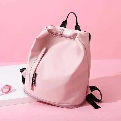 Sac de sport femme FlowBag vu de face

Intérieur spacieux du sac de sport femme FlowBag

Compartiment chaussures du FlowBag femme

FlowBag sac de sport pour yoga et fitness

FlowBag sac de sport étanche pour piscine

FlowBag sac week-end femme élégant

FlowBag sac de sport pour voyage cabine

FlowBag avec bandoulière réglable confortable

FlowBag design chic et moderne pour femme

Détails techniques du sac de sport FlowBag