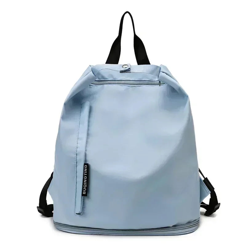 Sac de sport femme FlowBag vu de face

Intérieur spacieux du sac de sport femme FlowBag

Compartiment chaussures du FlowBag femme

FlowBag sac de sport pour yoga et fitness

FlowBag sac de sport étanche pour piscine

FlowBag sac week-end femme élégant

FlowBag sac de sport pour voyage cabine

FlowBag avec bandoulière réglable confortable

FlowBag design chic et moderne pour femme

Détails techniques du sac de sport FlowBag