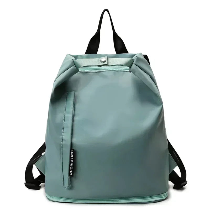 Sac de sport femme FlowBag vu de face

Intérieur spacieux du sac de sport femme FlowBag

Compartiment chaussures du FlowBag femme

FlowBag sac de sport pour yoga et fitness

FlowBag sac de sport étanche pour piscine

FlowBag sac week-end femme élégant

FlowBag sac de sport pour voyage cabine

FlowBag avec bandoulière réglable confortable

FlowBag design chic et moderne pour femme

Détails techniques du sac de sport FlowBag
