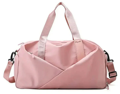 Découvrez le sac de sport femme MultiPro™, l'accessoire idéal pour les femmes actives cherchant un sac de sport femme avec compartiment étanche pour séparer vêtements secs et humides, un sac de sport femme polyvalent pour piscine yoga et bureau, un sac de sport femme durable en nylon résistant à l'eau et à l'usure, un sac de sport femme éco-responsable fabriqué avec matériaux durables, un sac de sport femme adaptable en deux tailles petit et grand pour entraînements intensifs ou week-ends improvisés, un sac