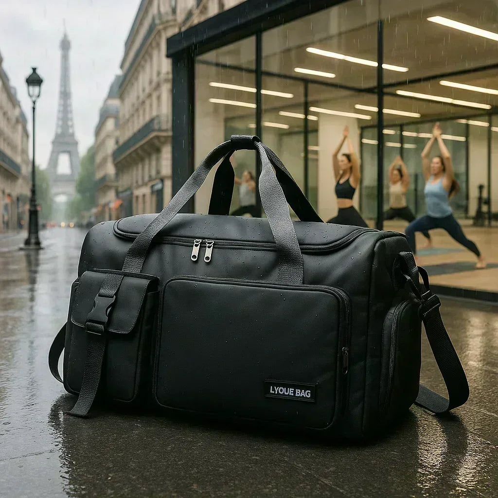 Le sac de sport femme Nuvoria™ se distingue par son design élégant et fonctionnel. Conçu en nylon imperméable, il protège vos affaires dans toutes les conditions. Son compartiment à chaussures ventilé garde vos baskets séparées et fraîches. Avec son grand espace principal, il accueille facilement vêtements, serviette et accessoires. Grâce à son manchon trolley intégré, il devient un parfait sac de voyage week-end. Ses poches zippées latérales permettent une organisation impeccable au quotidien. 