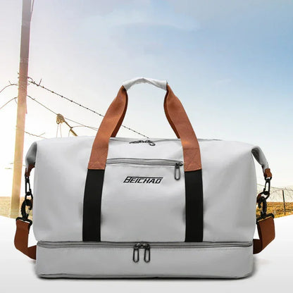 Le sac de sport femme Movella™ est l’allié élégant et fonctionnel de toutes les femmes actives à la recherche d’un sac de sport femme imperméable, à la fois chic et pratique. Conçu en tissu Oxford hydrofuge, il protège vos effets personnels, que ce soit après la piscine, une séance de yoga, de fitness, ou durant un week-end de 2 nuits. Sa grande capacité de 20 à 35 litres et ses multiples compartiments intelligents en font un sac de sport femme grande capacité idéal pour organiser vos affaires. 