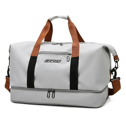 Le sac de sport femme Movella™ est l’allié élégant et fonctionnel de toutes les femmes actives à la recherche d’un sac de sport femme imperméable, à la fois chic et pratique. Conçu en tissu Oxford hydrofuge, il protège vos effets personnels, que ce soit après la piscine, une séance de yoga, de fitness, ou durant un week-end de 2 nuits. Sa grande capacité de 20 à 35 litres et ses multiples compartiments intelligents en font un sac de sport femme grande capacité idéal pour organiser vos affaires. 