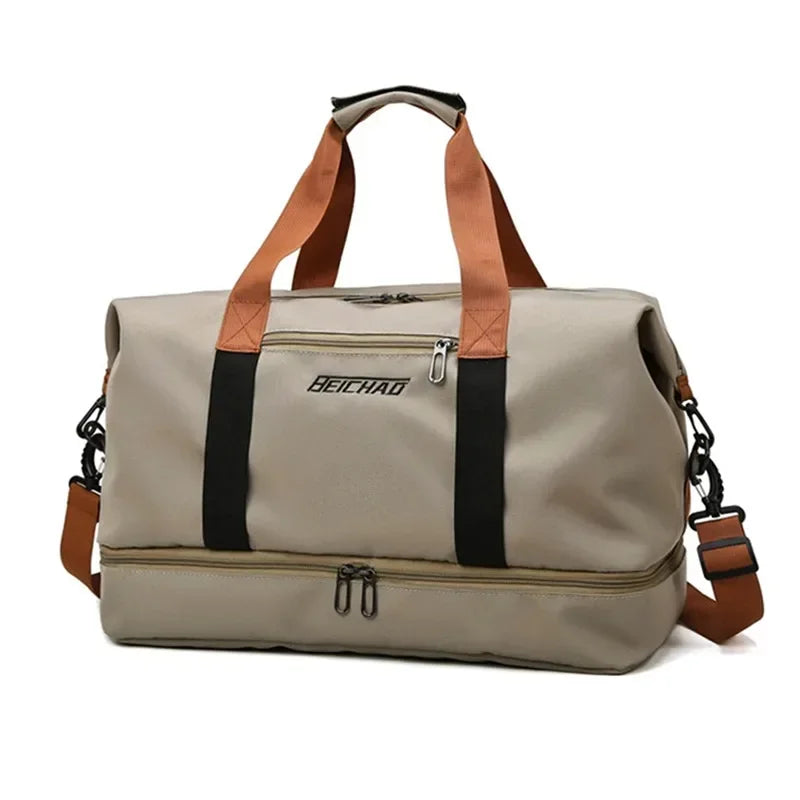 Le sac de sport femme Movella™ est l’allié élégant et fonctionnel de toutes les femmes actives à la recherche d’un sac de sport femme imperméable, à la fois chic et pratique. Conçu en tissu Oxford hydrofuge, il protège vos effets personnels, que ce soit après la piscine, une séance de yoga, de fitness, ou durant un week-end de 2 nuits. Sa grande capacité de 20 à 35 litres et ses multiples compartiments intelligents en font un sac de sport femme grande capacité idéal pour organiser vos affaires. 