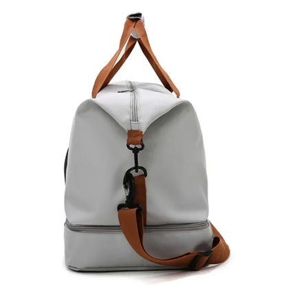 Le sac de sport femme Movella™ est l’allié élégant et fonctionnel de toutes les femmes actives à la recherche d’un sac de sport femme imperméable, à la fois chic et pratique. Conçu en tissu Oxford hydrofuge, il protège vos effets personnels, que ce soit après la piscine, une séance de yoga, de fitness, ou durant un week-end de 2 nuits. Sa grande capacité de 20 à 35 litres et ses multiples compartiments intelligents en font un sac de sport femme grande capacité idéal pour organiser vos affaires. 