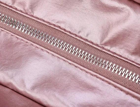 Découvrez le sac de sport femme ImperFit™, l'accessoire parfait pour les femmes actives cherchant un sac de sport femme imperméable en nylon Oxford haute densité déperlant anti-usure et respirant, un sac de sport femme grande capacité 36-55L modulable pour fitness yoga piscine ou voyage week-end, un sac de sport femme avec compartiment chaussures ventilé pour séparer linge propre et affaires mouillées, un sac de sport femme porte-tapis yoga intégré idéal pour séances pilates ou yoga femme imperméable