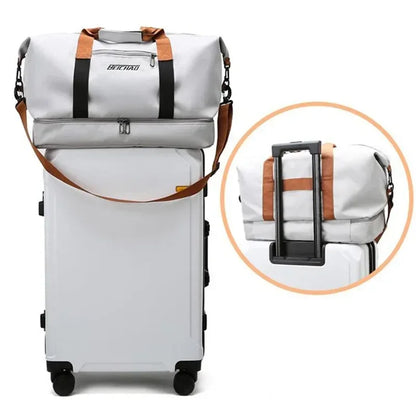 Le sac de sport femme Movella™ est l’allié élégant et fonctionnel de toutes les femmes actives à la recherche d’un sac de sport femme imperméable, à la fois chic et pratique. Conçu en tissu Oxford hydrofuge, il protège vos effets personnels, que ce soit après la piscine, une séance de yoga, de fitness, ou durant un week-end de 2 nuits. Sa grande capacité de 20 à 35 litres et ses multiples compartiments intelligents en font un sac de sport femme grande capacité idéal pour organiser vos affaires. 