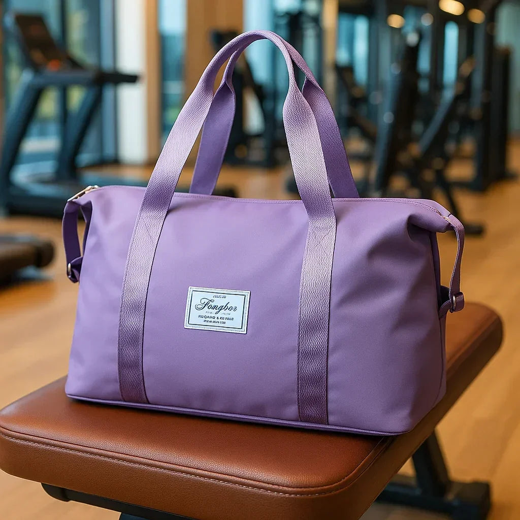 Sac de sport femme Powermove de RangementChic, design épuré violet tendance sur banc de gym