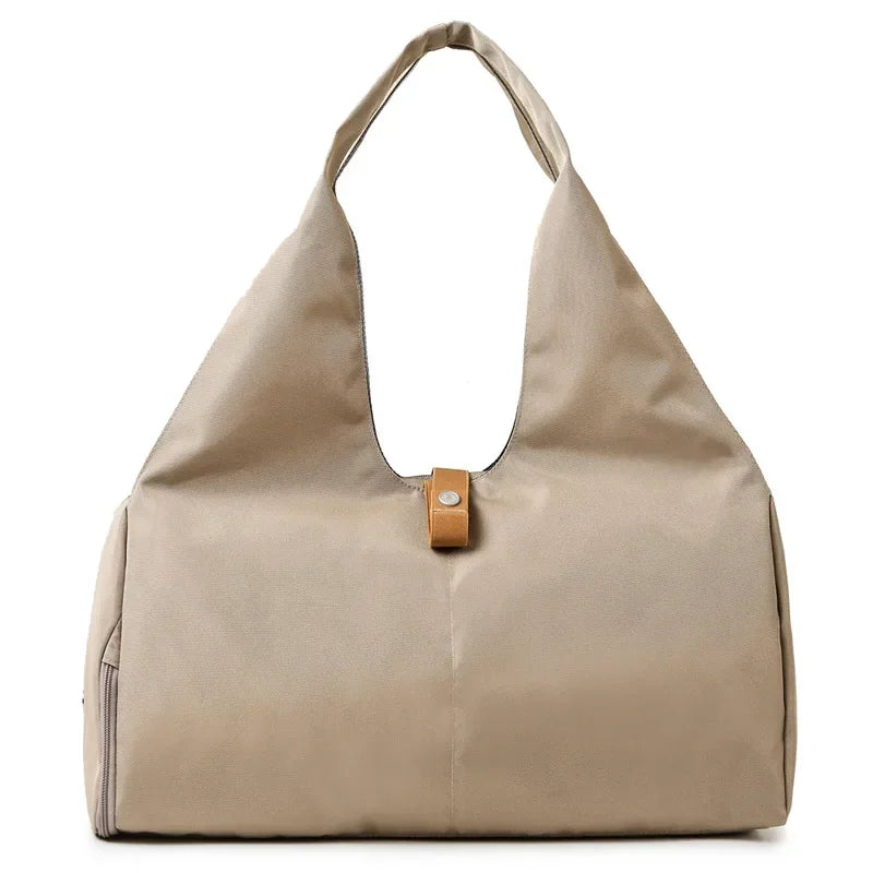 Découvrez le sac de sport femme élégant et fonctionnel pour toutes activités quotidiennes, idéal comme sac de sport femme 25L en nylon imperméable résistant à la pluie pour yoga et natation, ce sac de sport femme polyvalent avec compartiment chaussures indépendant évite les odeurs et salissures sur vêtements propres, parfait pour sac de sport femme avec poche étanche intérieure pour séparer maillots humides et affaires sèches lors de séances fitness ou piscine, disponible en design unisexe comme sac de spor