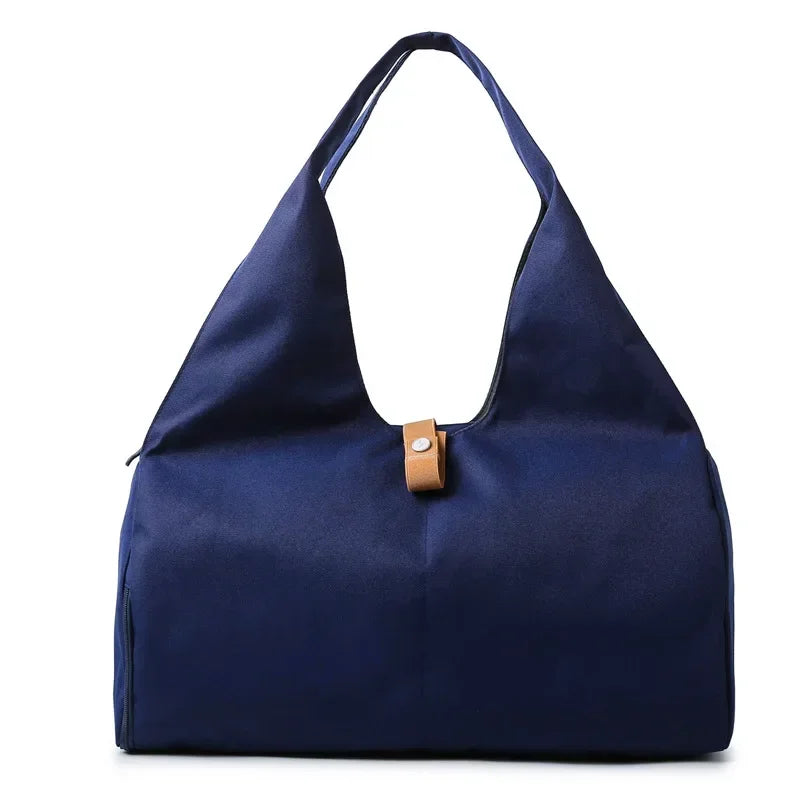 Découvrez le sac de sport femme élégant et fonctionnel pour toutes activités quotidiennes, idéal comme sac de sport femme 25L en nylon imperméable résistant à la pluie pour yoga et natation, ce sac de sport femme polyvalent avec compartiment chaussures indépendant évite les odeurs et salissures sur vêtements propres, parfait pour sac de sport femme avec poche étanche intérieure pour séparer maillots humides et affaires sèches lors de séances fitness ou piscine, disponible en design unisexe comme sac de spor