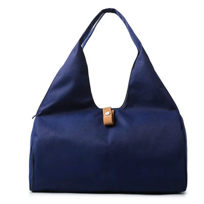 Découvrez le sac de sport femme élégant et fonctionnel pour toutes activités quotidiennes, idéal comme sac de sport femme 25L en nylon imperméable résistant à la pluie pour yoga et natation, ce sac de sport femme polyvalent avec compartiment chaussures indépendant évite les odeurs et salissures sur vêtements propres, parfait pour sac de sport femme avec poche étanche intérieure pour séparer maillots humides et affaires sèches lors de séances fitness ou piscine, disponible en design unisexe comme sac de spor