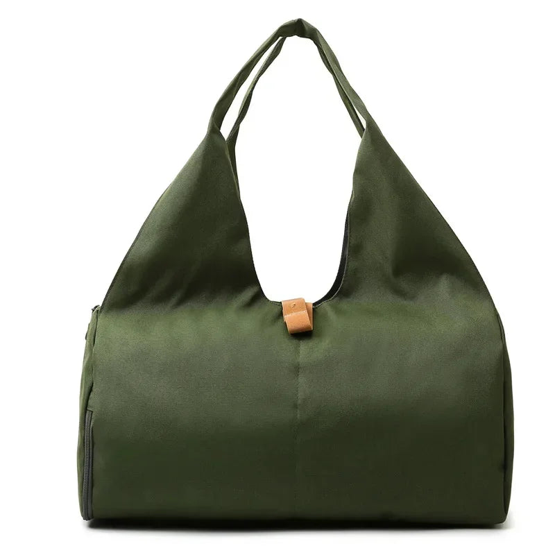 Découvrez le sac de sport femme élégant et fonctionnel pour toutes activités quotidiennes, idéal comme sac de sport femme 25L en nylon imperméable résistant à la pluie pour yoga et natation, ce sac de sport femme polyvalent avec compartiment chaussures indépendant évite les odeurs et salissures sur vêtements propres, parfait pour sac de sport femme avec poche étanche intérieure pour séparer maillots humides et affaires sèches lors de séances fitness ou piscine, disponible en design unisexe comme sac de spor