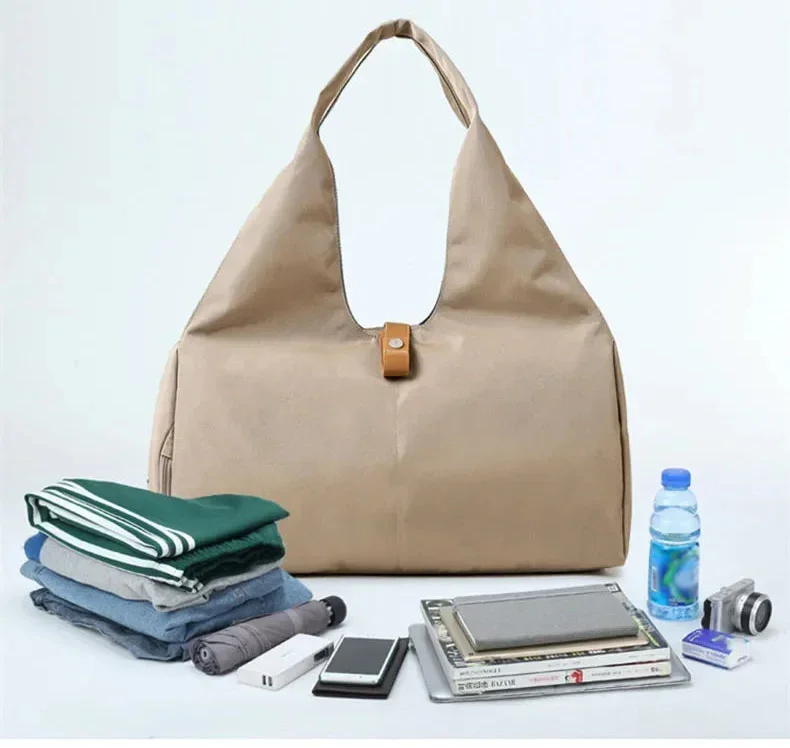 Découvrez le sac de sport femme élégant et fonctionnel pour toutes activités quotidiennes, idéal comme sac de sport femme 25L en nylon imperméable résistant à la pluie pour yoga et natation, ce sac de sport femme polyvalent avec compartiment chaussures indépendant évite les odeurs et salissures sur vêtements propres, parfait pour sac de sport femme avec poche étanche intérieure pour séparer maillots humides et affaires sèches lors de séances fitness ou piscine, disponible en design unisexe comme sac de spor