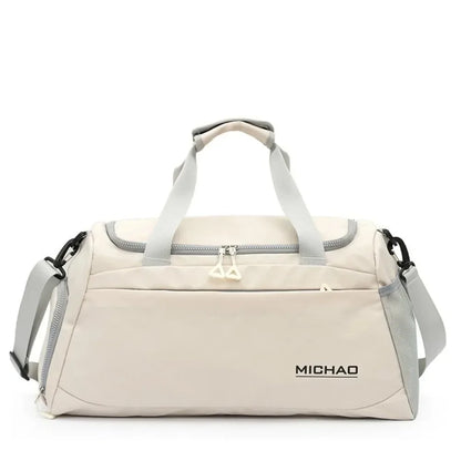 Découvrez le sac de sport femme avec compartiment étanche pour vêtements humides, idéal pour les femmes actives cherchant un sac de sport femme polyvalent pour yoga et piscine, ce sac de sport femme imperméable en polyester Oxford résistant aux intempéries offre une organisation intelligente avec séparation sèche et humide pour éviter les odeurs désagréables, parfait comme sac de sport femme grande capacité 50x27x23 cm pour week-end improvisé ou entraînement quotidien, disponible en coloris tendance comme s