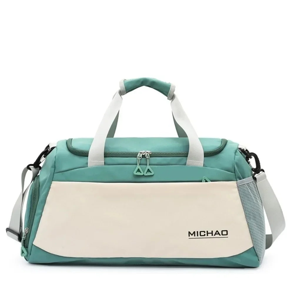 Découvrez le sac de sport femme avec compartiment étanche pour vêtements humides, idéal pour les femmes actives cherchant un sac de sport femme polyvalent pour yoga et piscine, ce sac de sport femme imperméable en polyester Oxford résistant aux intempéries offre une organisation intelligente avec séparation sèche et humide pour éviter les odeurs désagréables, parfait comme sac de sport femme grande capacité 50x27x23 cm pour week-end improvisé ou entraînement quotidien, disponible en coloris tendance comme s