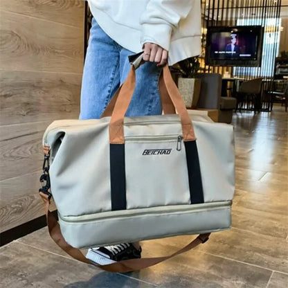 Le sac de sport femme Movella™ est l’allié élégant et fonctionnel de toutes les femmes actives à la recherche d’un sac de sport femme imperméable, à la fois chic et pratique. Conçu en tissu Oxford hydrofuge, il protège vos effets personnels, que ce soit après la piscine, une séance de yoga, de fitness, ou durant un week-end de 2 nuits. Sa grande capacité de 20 à 35 litres et ses multiples compartiments intelligents en font un sac de sport femme grande capacité idéal pour organiser vos affaires. 