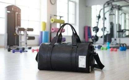 Sac de sport noir FFLT Paris posé dans une salle de fitness, équipement de gym moderne.