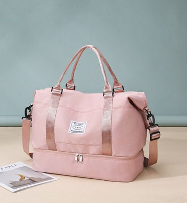 sac de voyage cabine Flexcarry rose poudre femme avec anses et poche zippée, posé sur table