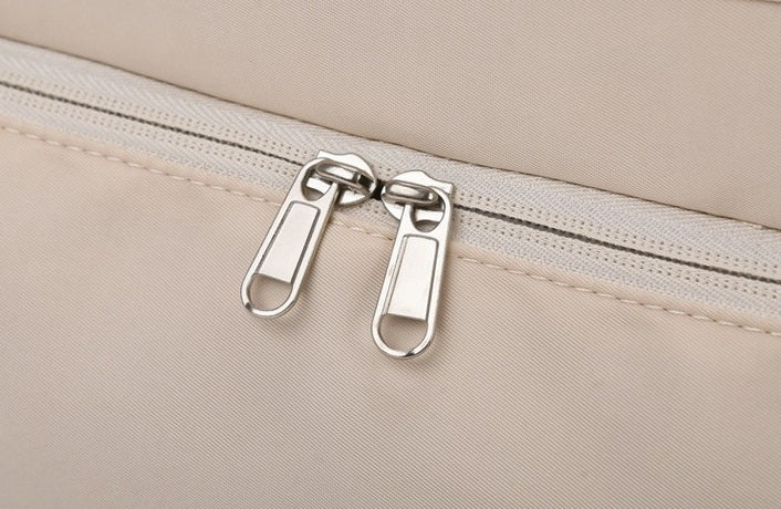 Zoom sur la fermeture éclair du sac de voyage cabine FlexCarry, détail haute qualité