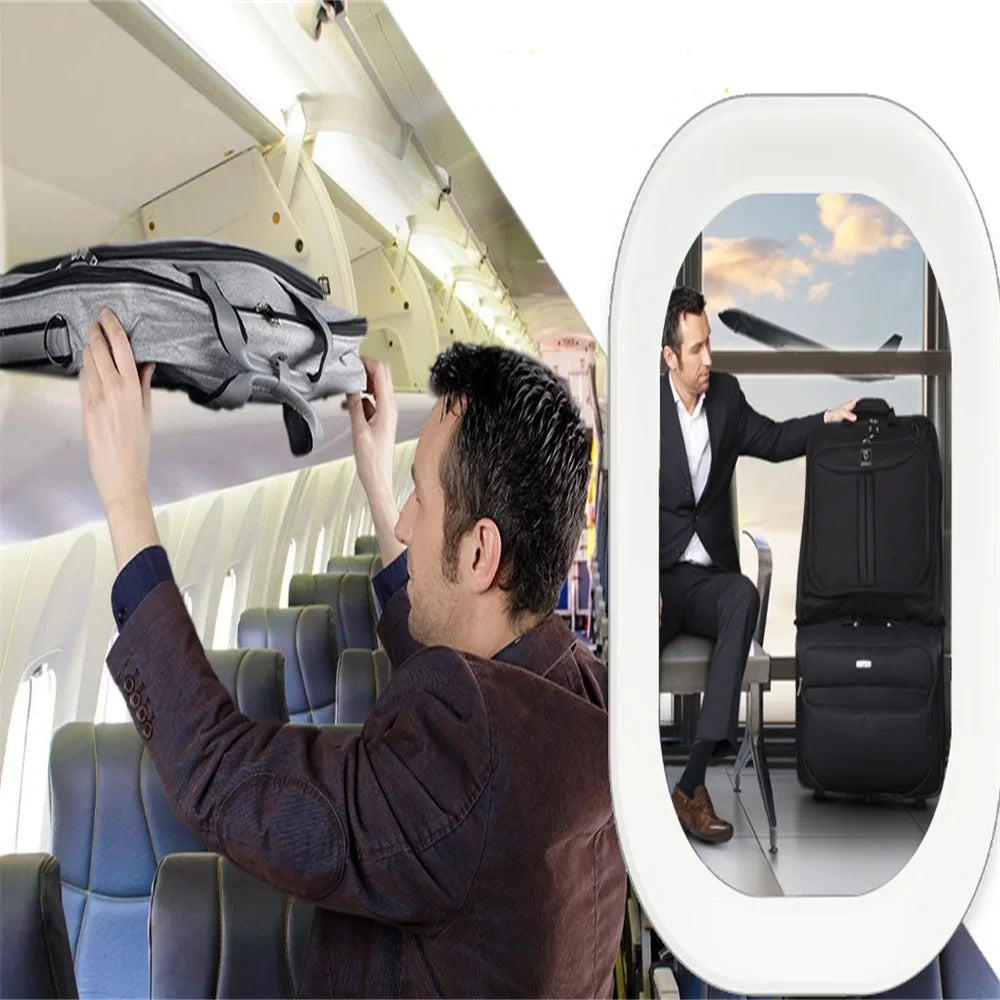Homme rangeant un sac de voyage costume anti-froisse suspendu cabine dans un avion