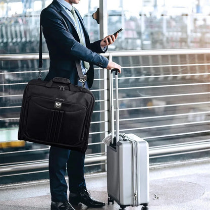 Homme d'affaires tenant un sac de voyage costume anti-froisse suspendu pratique à l’aéroport