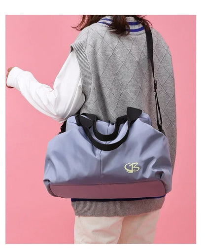 Sac de sport femme PowerFit™ ouvert montrant ses compartiments

Sac de sport femme PowerFit™ fermé, design élégant et compact

Poches intérieures organisées du sac de sport femme pour linge sale

Poche zippée arrière sécurisée du sac de sport femme PowerFit™

Sac de sport femme avec tenue de gym, prêt pour l'entraînement

Sac de sport femme PowerFit™ porté à la main, style moderne

Détail du tissu Oxford imperméable du sac de sport femme

Organisation du contenu dans le sac de sport femme PowerFit™

