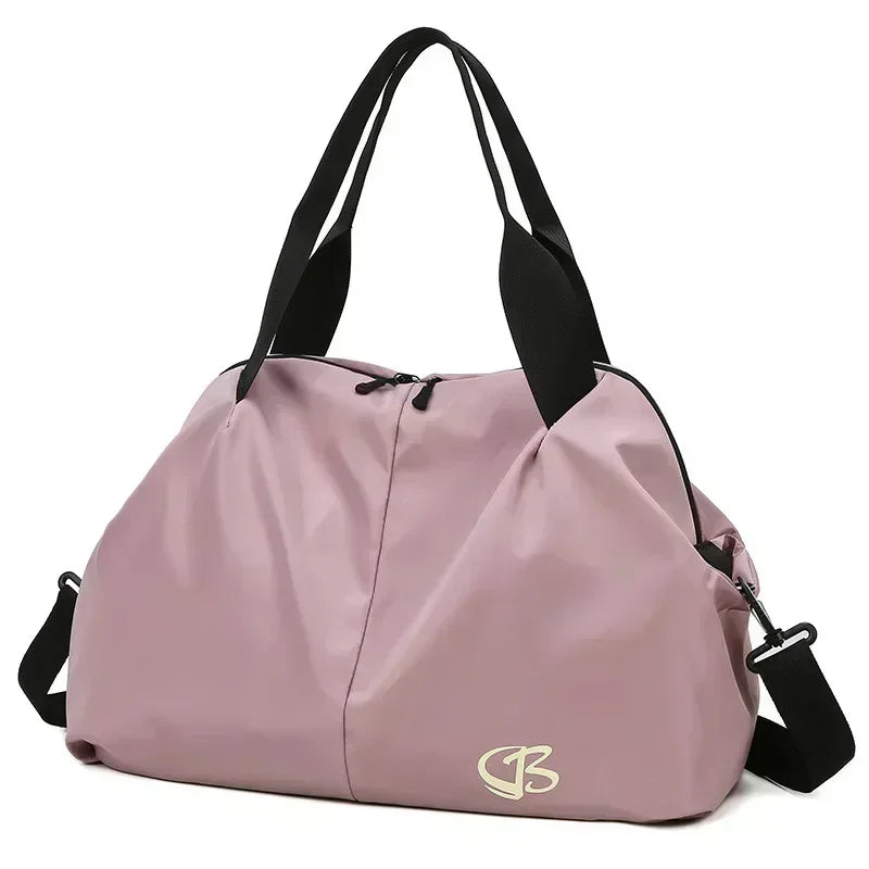 Sac de sport femme PowerFit™ ouvert montrant ses compartiments

Sac de sport femme PowerFit™ fermé, design élégant et compact

Poches intérieures organisées du sac de sport femme pour linge sale

Poche zippée arrière sécurisée du sac de sport femme PowerFit™

Sac de sport femme avec tenue de gym, prêt pour l'entraînement

Sac de sport femme PowerFit™ porté à la main, style moderne

Détail du tissu Oxford imperméable du sac de sport femme

Organisation du contenu dans le sac de sport femme PowerFit™

