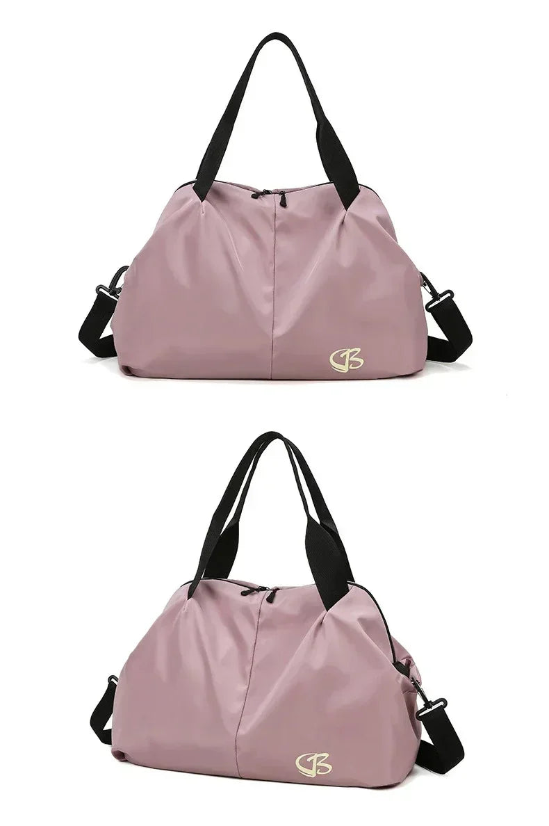 Sac de sport femme PowerFit™ ouvert montrant ses compartiments

Sac de sport femme PowerFit™ fermé, design élégant et compact

Poches intérieures organisées du sac de sport femme pour linge sale

Poche zippée arrière sécurisée du sac de sport femme PowerFit™

Sac de sport femme avec tenue de gym, prêt pour l'entraînement

Sac de sport femme PowerFit™ porté à la main, style moderne

Détail du tissu Oxford imperméable du sac de sport femme

Organisation du contenu dans le sac de sport femme PowerFit™

