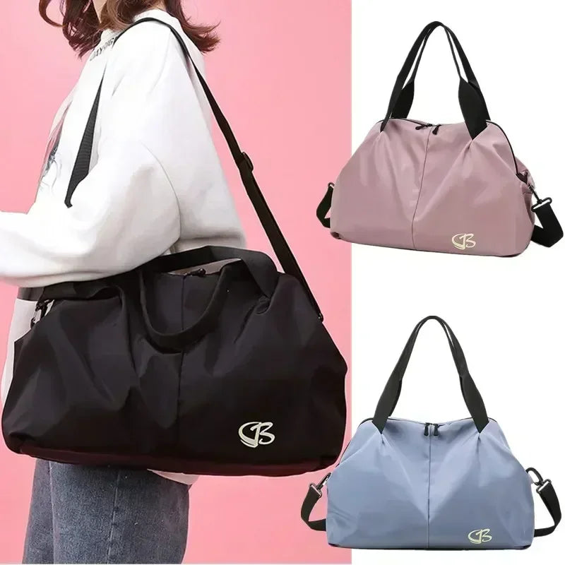 Sac de sport femme PowerFit™ ouvert montrant ses compartiments

Sac de sport femme PowerFit™ fermé, design élégant et compact

Poches intérieures organisées du sac de sport femme pour linge sale

Poche zippée arrière sécurisée du sac de sport femme PowerFit™

Sac de sport femme avec tenue de gym, prêt pour l'entraînement

Sac de sport femme PowerFit™ porté à la main, style moderne

Détail du tissu Oxford imperméable du sac de sport femme

Organisation du contenu dans le sac de sport femme PowerFit™

