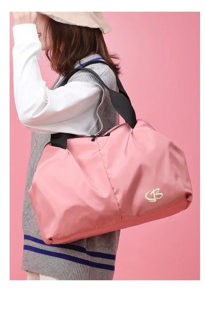 Sac de sport femme PowerFit™ ouvert montrant ses compartiments

Sac de sport femme PowerFit™ fermé, design élégant et compact

Poches intérieures organisées du sac de sport femme pour linge sale

Poche zippée arrière sécurisée du sac de sport femme PowerFit™

Sac de sport femme avec tenue de gym, prêt pour l'entraînement

Sac de sport femme PowerFit™ porté à la main, style moderne

Détail du tissu Oxford imperméable du sac de sport femme

Organisation du contenu dans le sac de sport femme PowerFit™

