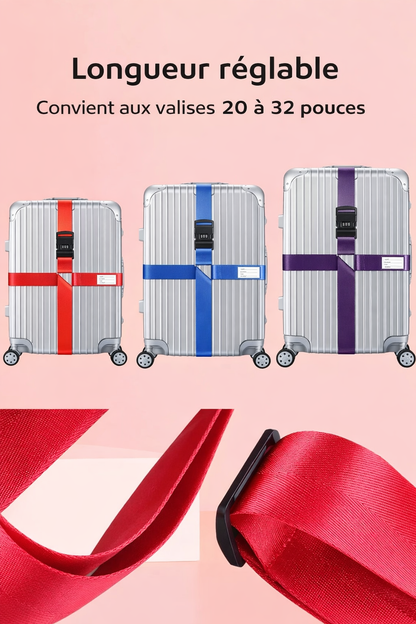 Sangle pour valise croisée antivol à code fixée sur une valise rigide argent, utilisée en situation réelle dans un aéroport, avec poignée télescopique tirée par un voyageur. ajustable