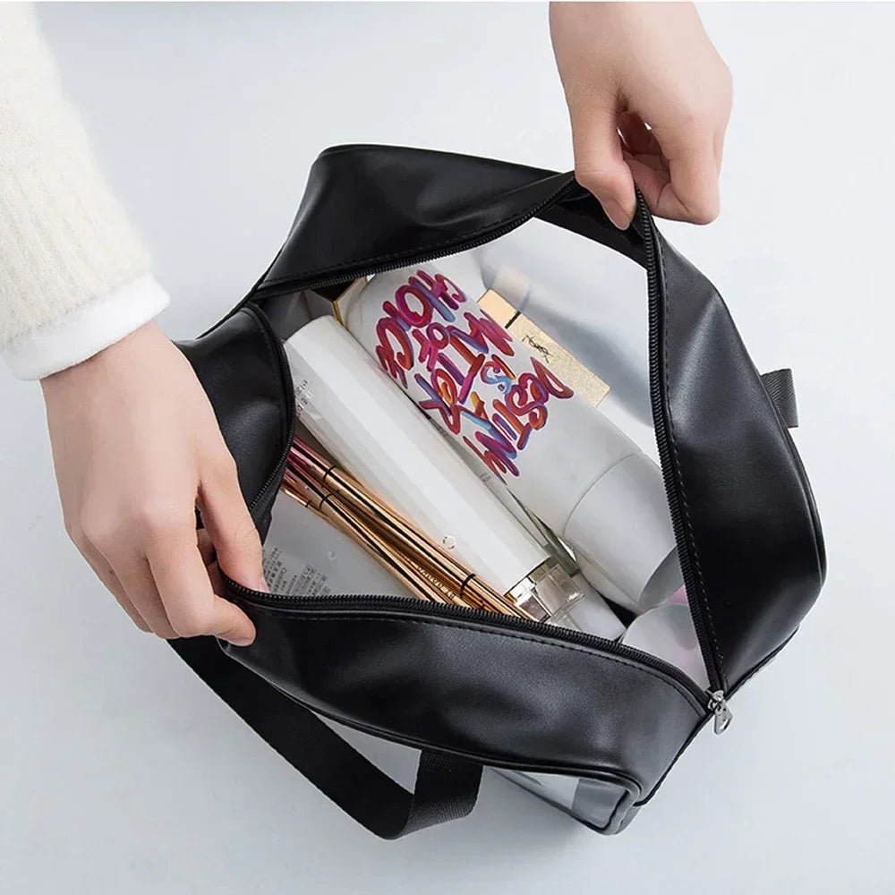 Découvrez la trousse de maquillage transparente DualClear™, l'accessoire essentiel pour les femmes modernes et maquilleurs professionnels à la recherche d'une trousse de maquillage transparente avec séparation sèche et humide intelligente pour protéger produits cosmétiques des éclaboussures, une trousse de maquillage transparente design élégant haute visibilité pour localiser essentiels beauté en un clin d'œil sans fouiller, une trousse de maquillage transparente grande capacité pour pinceaux palettes soins