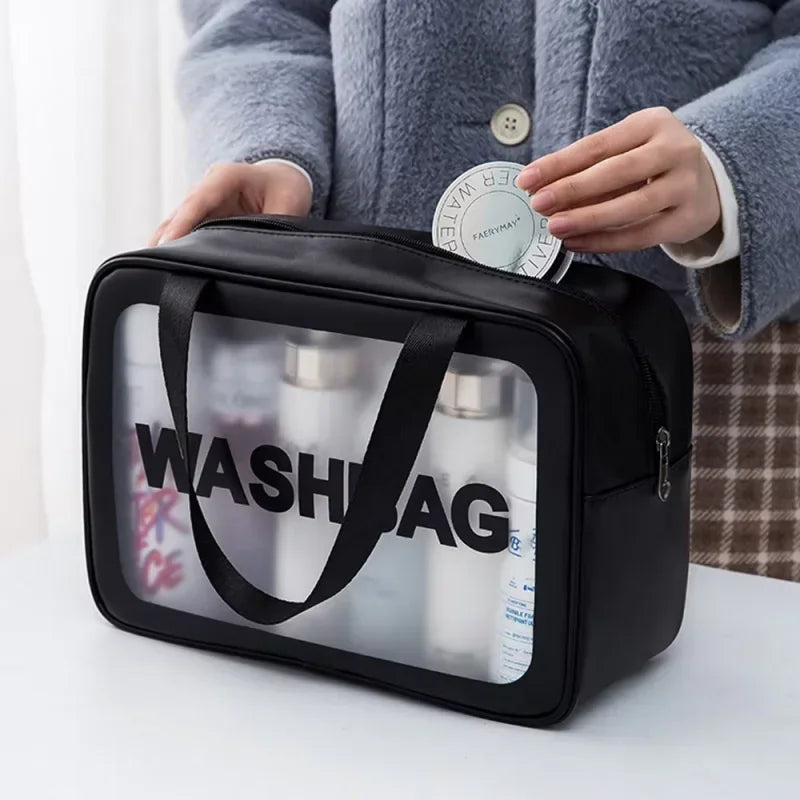 Découvrez la trousse de maquillage transparente DualClear™, l'accessoire essentiel pour les femmes modernes et maquilleurs professionnels à la recherche d'une trousse de maquillage transparente avec séparation sèche et humide intelligente pour protéger produits cosmétiques des éclaboussures, une trousse de maquillage transparente design élégant haute visibilité pour localiser essentiels beauté en un clin d'œil sans fouiller, une trousse de maquillage transparente grande capacité pour pinceaux palettes soins