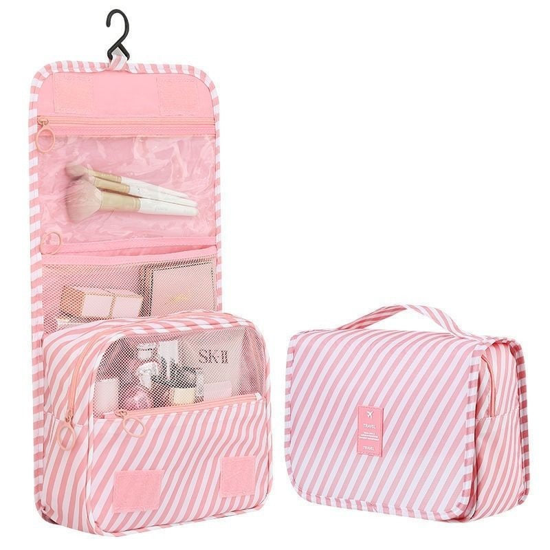 trousse de toilette voyage rose  a crochet avec compartiments multiples suspendue ouverte organisation produits toilette bagage cabine avion