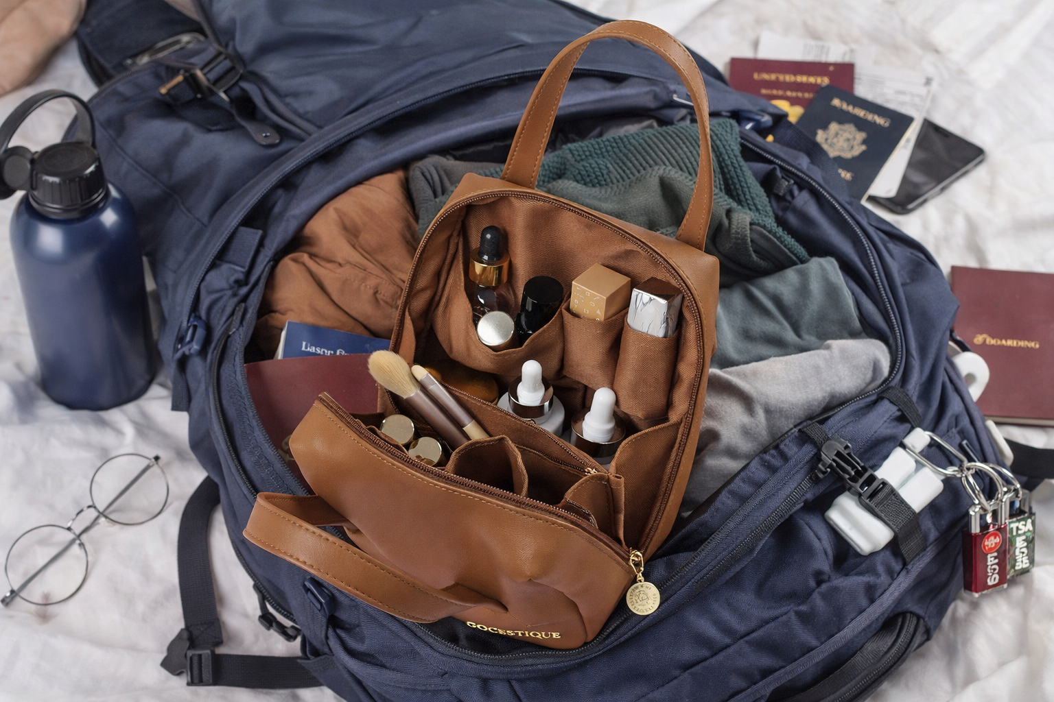 trousse de toilette voyage elegante et compacte en cuir PU disponible en plusieurs coloris pour organisation cabine