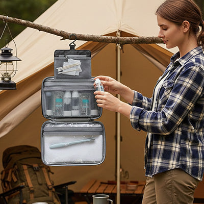 Trousse de toilette suspendue rose pour voyage et camping, avec plusieurs compartiments pour produits de soin et maquillage.