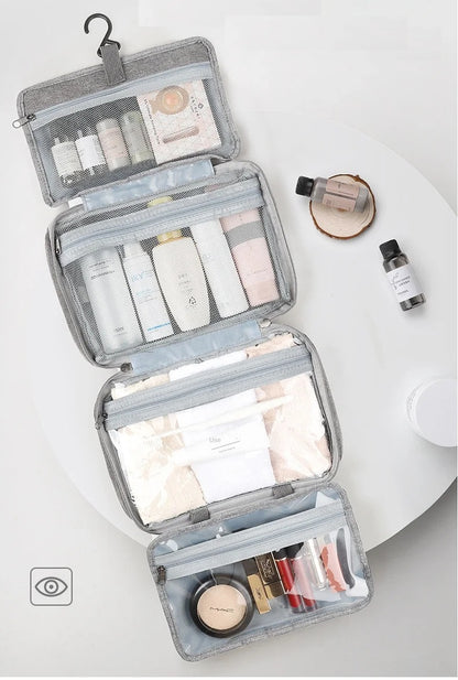 Détail du tissu déperlant de la trousse de toilette de voyage, conçu pour protéger les affaires contre l’humidité et les éclaboussures.