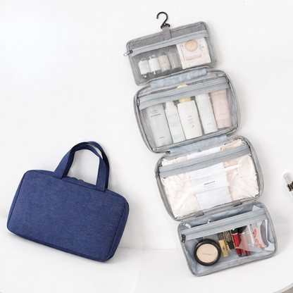 Trousse de toilette suspendue accrochée dans une salle de bain, solution pratique pour voyager et garder ses accessoires bien organisés bleu 4 compartiments