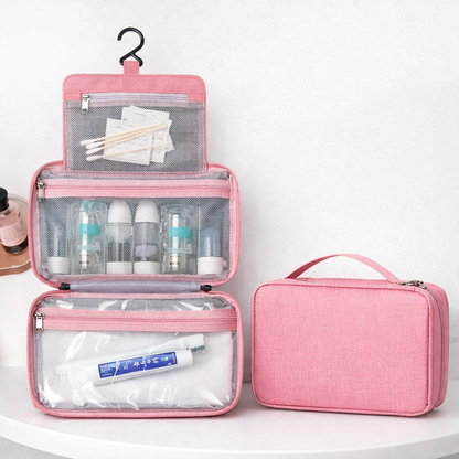 Trousse de toilette suspendue accrochée dans une salle de bain, solution pratique pour voyager et garder ses accessoires bien organisés - rose 3compartiments