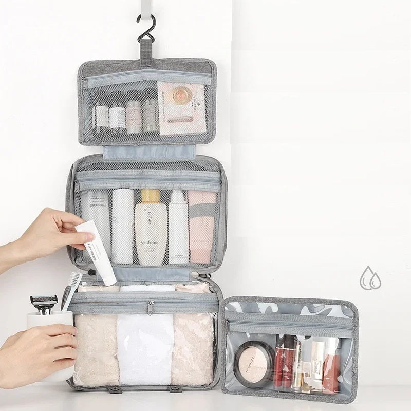 Trousse de toilette suspendue de voyage en gris foncé, pratique pour organiser ses produits d’hygiène lors de déplacements.